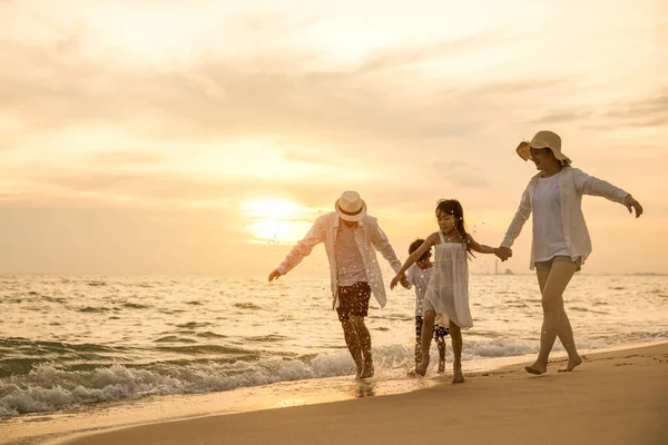 熱帯夏の休暇 日没時に砂浜を走る楽しい家族 子供の息子 娘の家族4人の手の人々が一緒にビーチを歩く — ストック写真