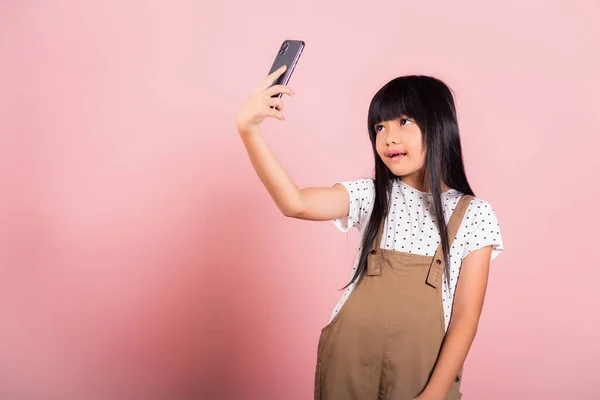 Asian Kid Years Enjoying Using Mobile Phone Take Selfie Studio — ストック写真