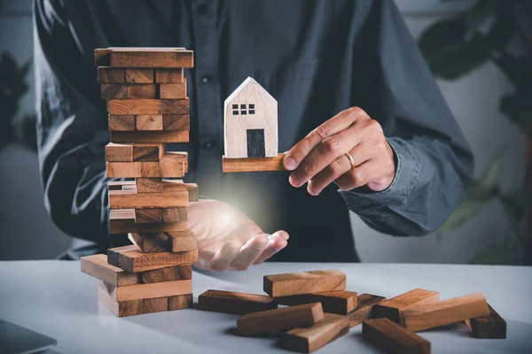 Alternativer Risikoplan Business Hand Playing Tower Wooden Blocks Game Man — Stockfoto