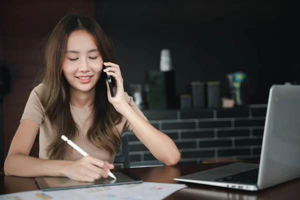 Asian Businesswoman Sitting Cafe Calling Mobile Phone Talking Customer Asking — Fotografia de Stock