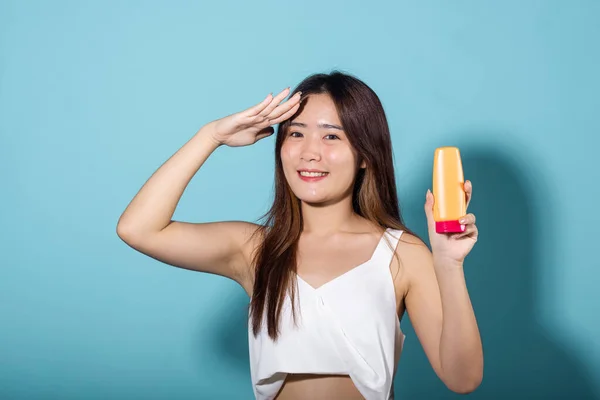 Beautiful Asian Young Woman Holding Body Lotion Hand Studio Shot — Stock Photo, Image