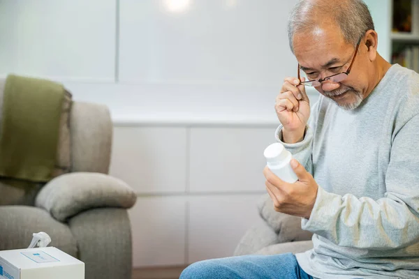 Asiatico Preoccupato Uomo Anziano Con Pillole Medicina Assumere Sul Tavolo — Foto Stock