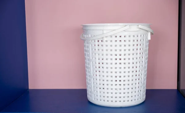 Tvättomats Närbutik Tomma Nya Vita Plast Tvättkorg Närbutik För Supportkund — Stockfoto