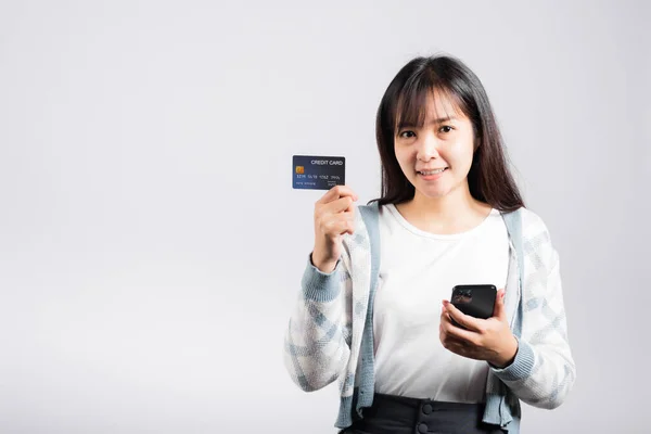 휴대폰 플라스틱 Debit 카드를 지불하기 웃으며 스마트폰 온라인 쇼핑을 여성으로 — 스톡 사진