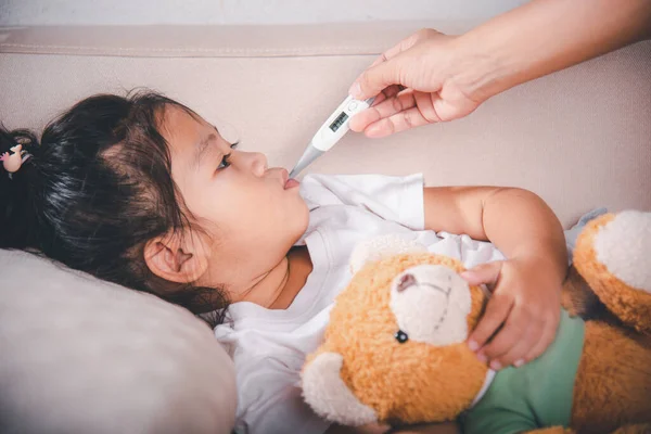 Krankes Kind Mutter Überprüft Temperatur Ihrer Kranken Tochter Mit Digitalem — Stockfoto