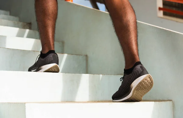 Крупним Планом Спортивне Взуття Ніг Молодий Спортивний Бігун Чорний Чоловік — стокове фото