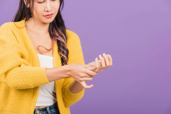 亚洲漂亮女子的画像 手部或手掌疼痛 手部按摩疼痛 工作室拍摄的照片背景为紫色 健康护理关节炎 — 图库照片