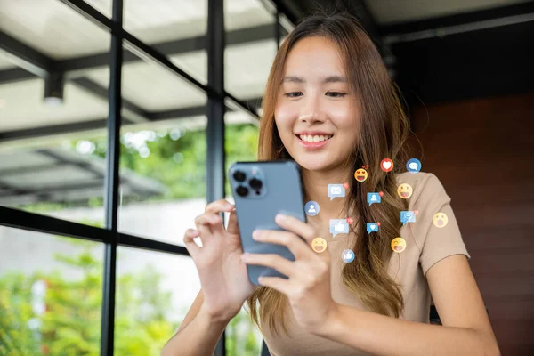Mujer Joven Asiática Que Utiliza Teléfono Inteligente Para Compras Línea — Foto de Stock