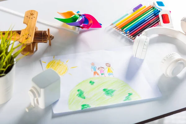 Детский Красочный Рисунок Семьи Стоя Держаться Руки Планете Земля Белой — стоковое фото