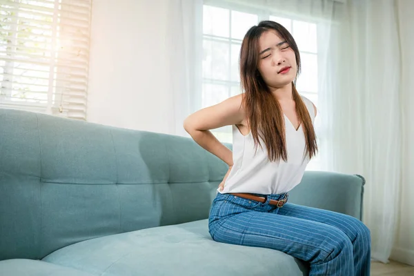Femme Asiatique Tenant Son Bas Dos Sentant Mal Taille Massage — Photo