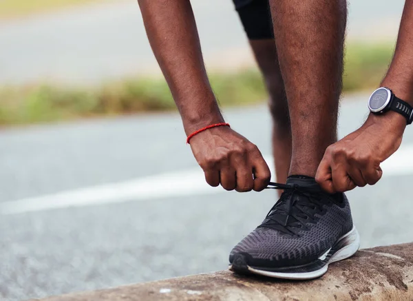 近视亚洲田径运动员黑衣人踩着看台走在人行道上试鞋跑鞋准备慢跑和跑到户外街道健康公园 健康锻炼的理念 — 图库照片
