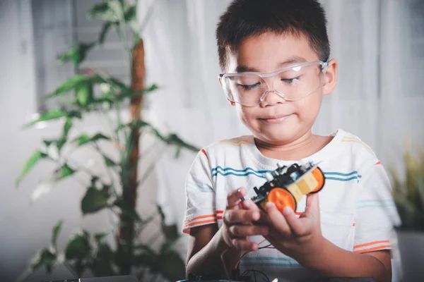 Criança Tentando Montar Roda Construção Para Brinquedo Carro Garoto Asiático — Fotografia de Stock