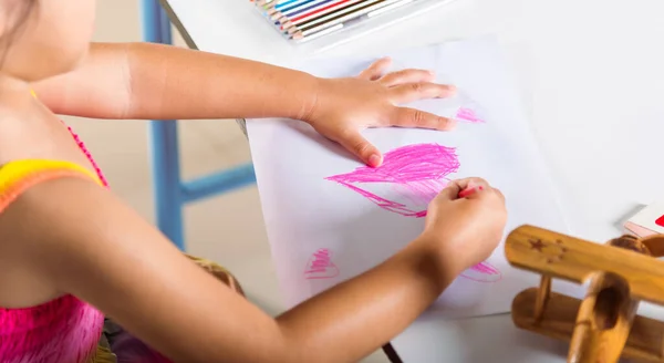 Criança Feliz Pequena Menina Colorido Desenho Rosa Coração Papel Branco — Fotografia de Stock
