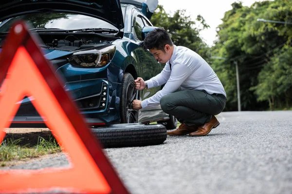 Asian Businessman Car Broken Has Problems Wheel His Car Work — Stockfoto