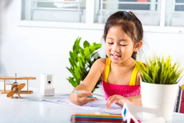 Ребенок Маленькая Девочка Рисует Мультфильм Бумаге Прежде Рисовать Цвет Азиатский — стоковое фото