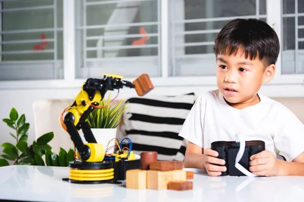 원격조 로봇팔을 사용하여 블록을 아시아인 개념을 재밌는 — 스톡 사진