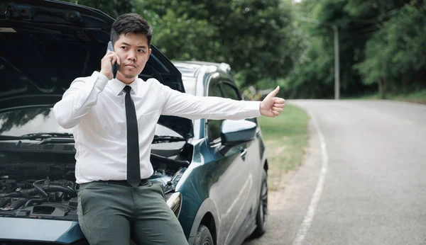 Азиатский Бизнесмен Застрял Обочине Дороги После Поломки Автомобиля Используя Телефон — стоковое фото