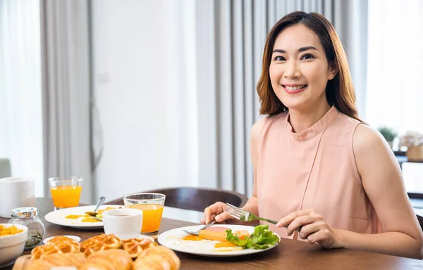 Woman Eat Fresh Breakfast Served Food Beverage Work Morning Home — Stockfoto