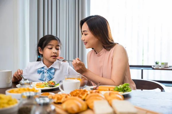 Asiatisk Familjefrukost Leende Mor Och Barn Dotter Äter Frukost Matbordet — Stockfoto