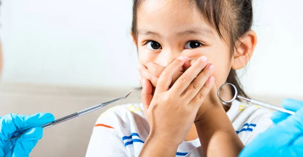 Tandartsenonderzoek Doctor Onderzoekt Mondholte Van Het Kind Gebruikt Mondspiegel Tanden — Stockfoto