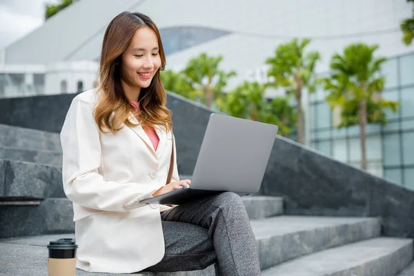 Jovem Mulher Asiática Feliz Freelance Procurando Laptop Com Sorriso Enquanto — Fotografia de Stock
