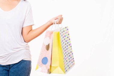 Yakın plan kadın elinde çok renkli boş boş el işi el çantası, elinde renkli alışveriş çantası olan kadınlar beyaz arka planda izole edilmiş paketler, alışveriş günü konsepti