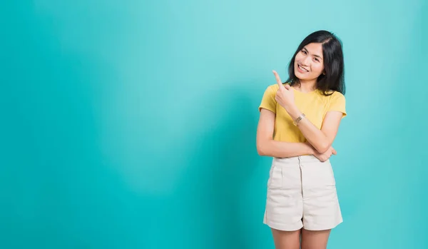Retrato Asiática Hermosa Mujer Joven Con Camiseta Amarilla Pie Sonrisa — Foto de Stock