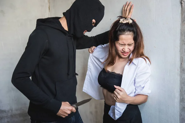 여자는 사용하는 질하는 범죄적 개념때문에 셔츠를 벗는다 — 스톡 사진