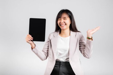Asyalı güzel bir kadın tablet bilgisayar kullanarak gülümsüyor, Mutlu kadın boş ekran dijital tableti gösteriyor ve beyaz arka planda izole edilmiş stüdyo çekimlerinde avuç içi boş ürünü sunuyor.