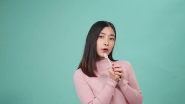 Азійська Молода Жінка Посміхається Зубною Щіткою Замість Мікрофону Танцює Насолодою — стокове відео