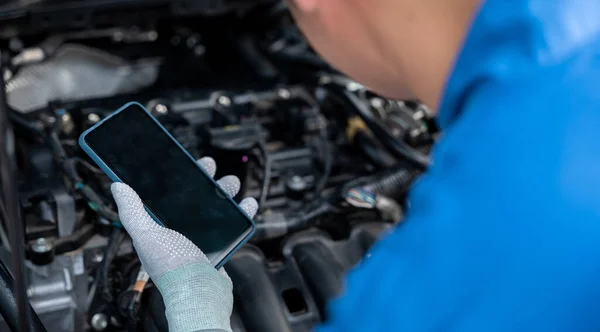 Mechanic Neemt Controle Auto Reparatie Met Smartphone Werkplaats Close Shot — Stockfoto