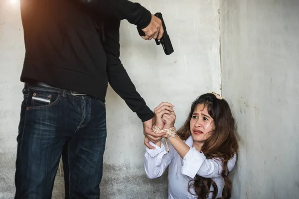 劫匪用枪指着头与绑架人质的女人牵手 — 图库照片
