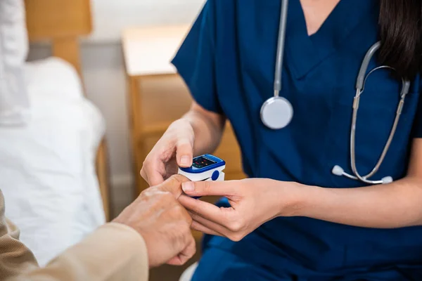 Asiatische Krankenschwester Home Service Überprüfung Mit Fingerspitzen Pulsoximeter Sauerstoffsättigungsmesser Blut — Stockfoto