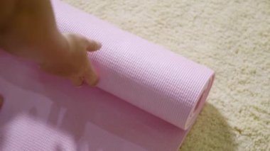 Spor antrenmanından önce Asya 'lı genç bir kadın spor salonunda spor yaparken yoga yapıyor. Kadın oturma odasında spor yapıyor. Yaşam tarzı sporu sağlıklı konsept, 60 fps 'den yavaş çekim