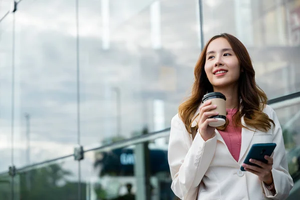 Asian Businesswoman Smartphone Cup Coffee Standing Street Front Building Office — Stock Photo, Image
