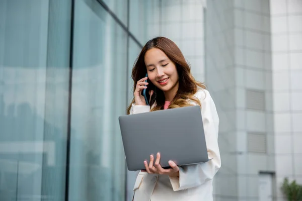 Retrato Bela Mulher Negócios Sorrindo Segurando Computador Discutindo Questões Telefone — Fotografia de Stock