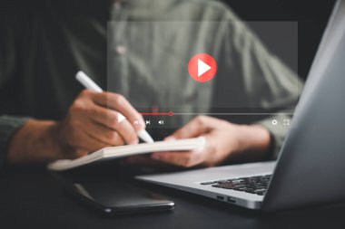 Kendinizi e-öğrenim ağları ve dijital kurslara katılan bir adamla çevrimiçi eğitim dünyasına daldırın. Kişisel ve mesleki gelişim için yeni fırsatların kilidini aç.