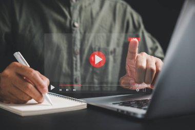 İnternette e-öğrenim webinarları ve dijital kursları kullanan bir adam olarak çevrimiçi eğitim kavramını araştırın. Kişisel gelişimi ve mesleki nitelikleri arttır.