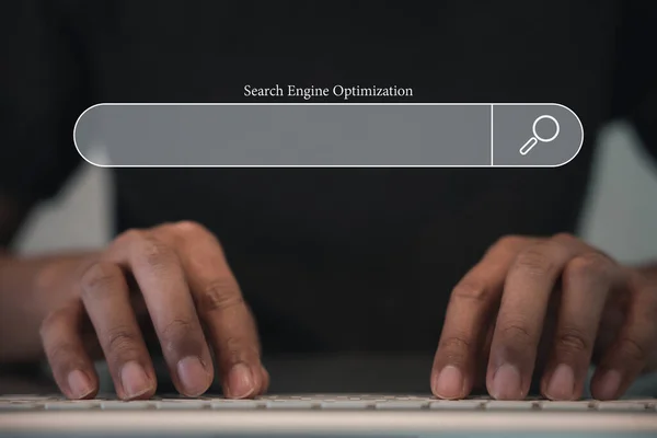 Mans Finger指出了黑暗背景下的搜索图标 同时使用计算机键盘搜索和浏览互联网数据 强调了联网和搜索的概念 — 图库照片