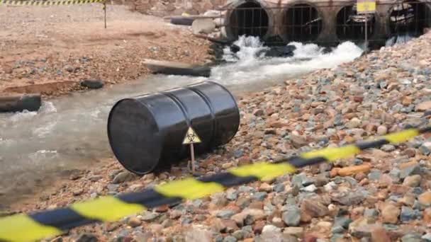 Zblízka Průmyslových Ropných Palivových Nádrží Rozlití Vody Znečištění Zachovat Vodu — Stock video