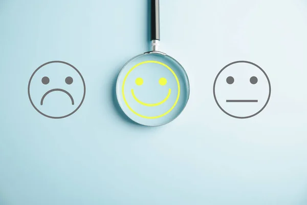 拡大鏡のガラスは笑顔を見つけ 悲しみの中で幸せを見つけます サービスやマーケティング調査後の顧客満足度と評価 評判が強調されました — ストック写真