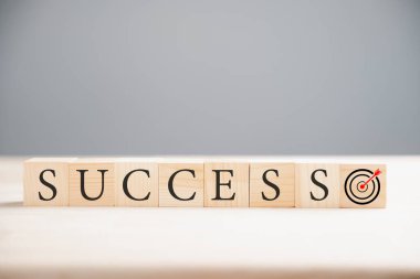 Tahta bir masanın üstündeki 