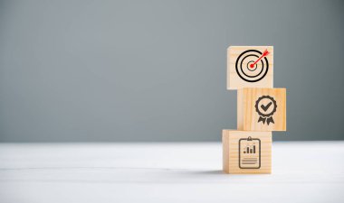 Eylem Planı, Gol ve Hedef simgeleriyle tahta küp basamakları. Başarı ve iş hedefi konsepti. Proje yönetimi ve şirket stratejisi masada. Takım çalışması faydaları.