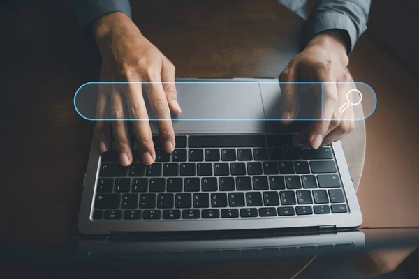 Businessmans Hand Typen Laptop Zoeken Surfen Het Internet Voor Informatie — Stockfoto