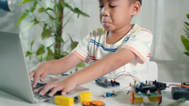 Azjatycki Chłopiec Uczy Się Programowania Programowania Laptopem Samochodu Robota Arduino — Wideo stockowe