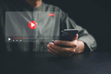 Genç bir adam sanal film dünyasını keşfederken akıllı telefondan çevrimiçi film izlemenin sihrine tanık olun. Teknoloji, eğlence ve hayal gücünün kusursuz bütünleşmesini kucaklayın..