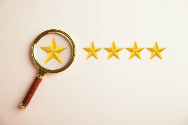 Müşteri büyüteç kullanan kişi, derecelendirme hizmeti için beş yıldızlı ikona odaklanıyor. Memnuniyet değerlendirme anketi ve gözden geçirme. Mükemmel reyting. Kullanıcı, iyi iş ağı puanı için geri bildirim yapar