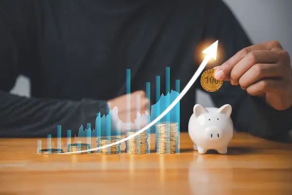 Financiële Planning Voor Toekomst Zakenman Bespaart Geld Een Roze Spaarvarken — Stockfoto