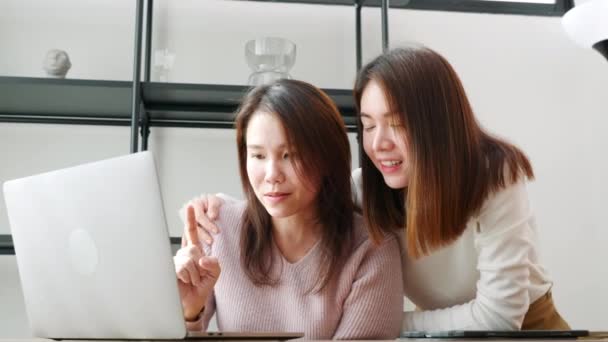 Asiática Mujer Mediana Edad Adolescente Que Compran Línea Computadora Madre — Vídeo de stock