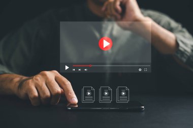 İzle, dinle ve elinde akıllı bir telefonla sanal ekranda video izleyerek rahatla. Dijital bir sinema, müzik ve çevrimiçi içerik diyarını ev konforundan keşfedin.